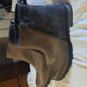 Sorel leather /suede  like new ankle  boots